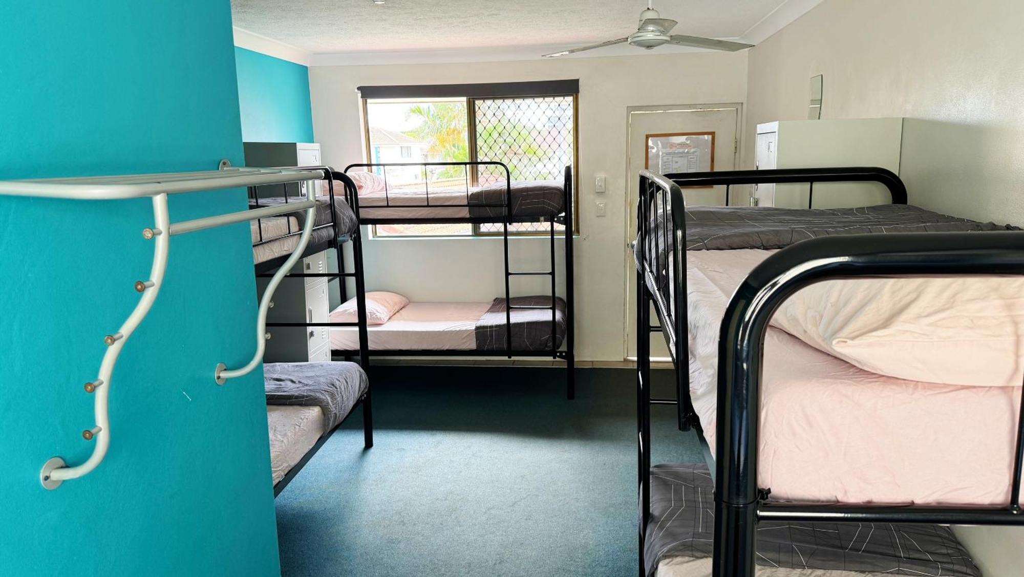 Cama en habitación compartida femenina de 6 camas
