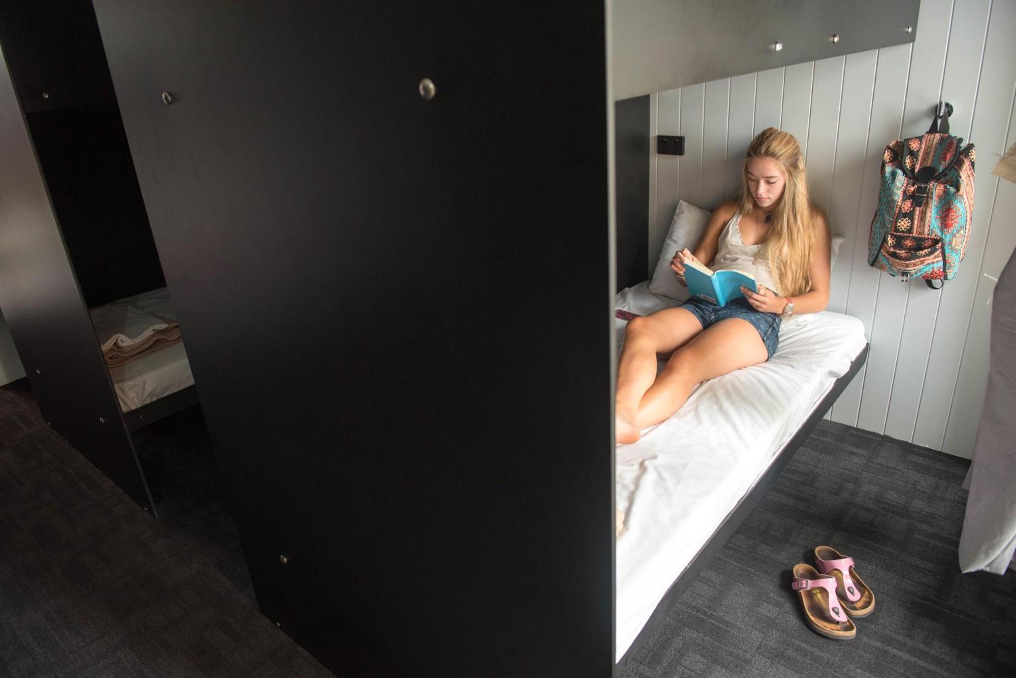 Cama en habitación femenina compartida de 4 camas