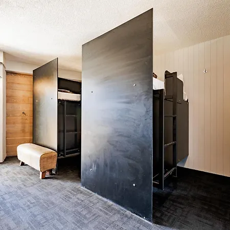 Bunk Surfers Paradise 18-35 Backpacker Hostel (Adults Only)-3